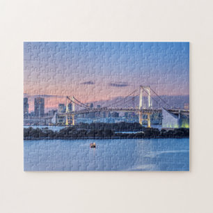 Regenbogenbrücke bei Dämmerung