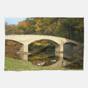 Regenbogenbrücke im Herbst am Grove City College Küchentuch