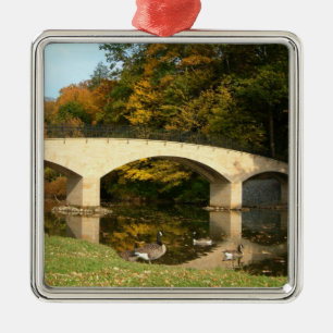 Regenbogenbrücke im Herbst am Grove City College Silbernes Ornament