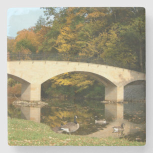 Regenbogenbrücke im Herbst am Grove City College Steinuntersetzer