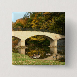 Regenbogenbrücke im Herbst an der Grove City Uni Button