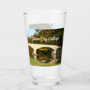 Regenbogenbrücke im Herbst an der Grove City Uni Glas