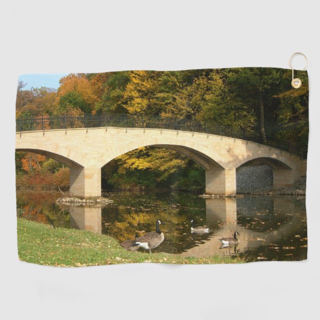 Regenbogenbrücke im Herbst an der Grove City Uni Golfhandtuch (Horizontal)