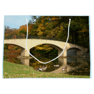 Regenbogenbrücke im Herbst an der Grove City Uni Große Geschenktüte