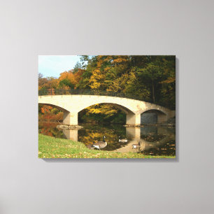 Regenbogenbrücke im Herbst an der Grove City Uni Leinwanddruck
