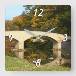 Regenbogenbrücke im Herbst an der Grove City Uni Quadratische Wanduhr