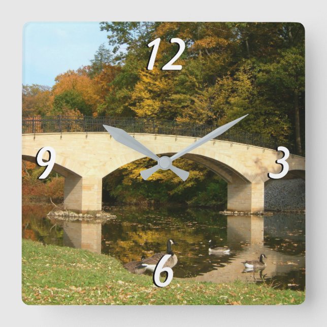 Regenbogenbrücke im Herbst an der Grove City Uni Quadratische Wanduhr (Vorderseite)