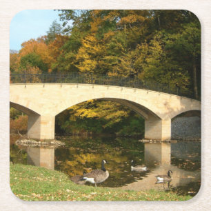 Regenbogenbrücke im Herbst an der Grove City Uni Rechteckiger Pappuntersetzer