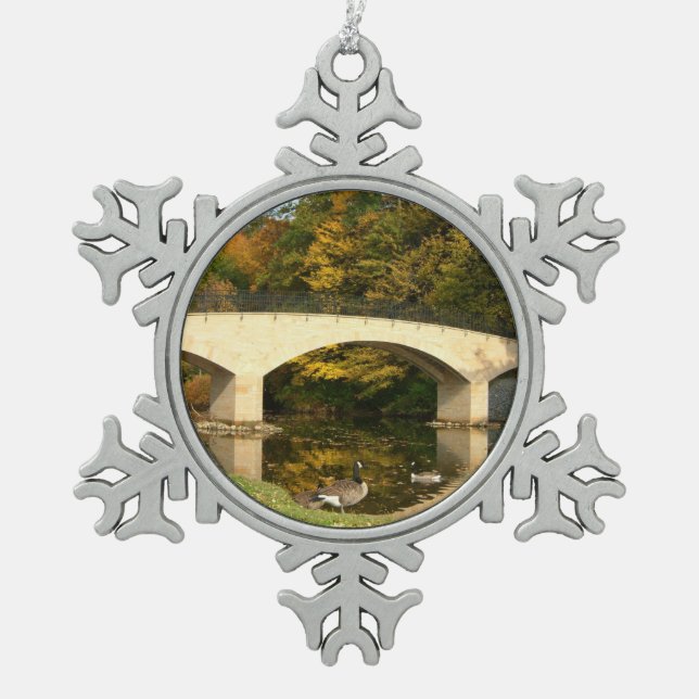 Regenbogenbrücke im Herbst an der Grove City Uni Schneeflocken Zinn-Ornament (Vorderseite)