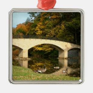 Regenbogenbrücke im Herbst an der Grove City Uni Silbernes Ornament