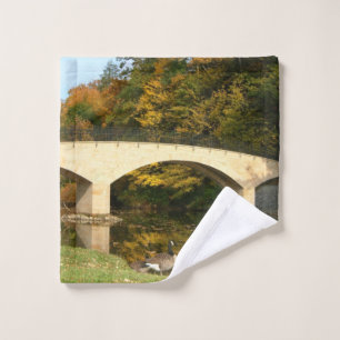 Regenbogenbrücke im Herbst an der Grove City Uni Waschlappen