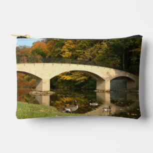 Regenbogenbrücke im Herbst an der Grove City Uni Zubehörtasche