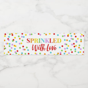 RegenbogenConfetti, der mit Liebe-Baby besprüht