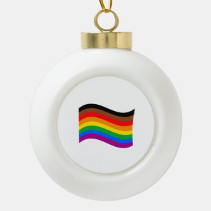 Regenbogenfahne Philly Pride schwenkend Keramik Kugel-Ornament