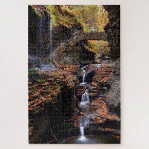 Regenbogenfälle in Watkins Glen mit Herbstblätte