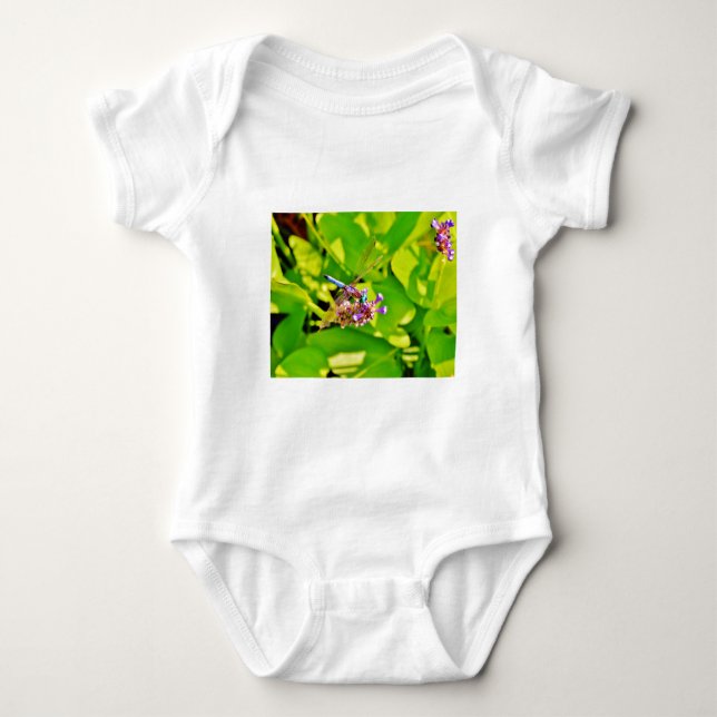 Regenbogenfarbene Libelle auf einer lila rosa Blum Baby Strampler (Vorderseite)