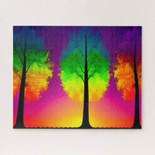 Regenbogenfoliage auf Silhouetten Kolored Sky