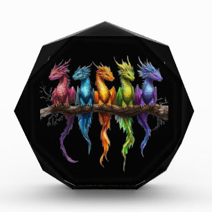 Regenbogengruppe von Baby-Drachen auf Schwarz Fotoblock