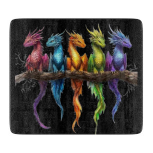 Regenbogengruppe von Baby-Drachen auf Schwarz Schneidebrett