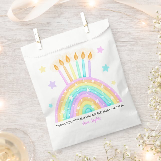 Regenbogenkuchen mit Kerzen und Sprinklen Geschenktütchen (Ausgeschnitten)