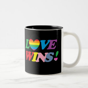 Regenbogenliebe gewinnt LGBT-Herzen Zweifarbige Tasse