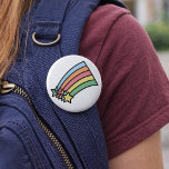 Regenbogenschaltfläche für Sterne Button<br><div class="desc">Schöne pastellfarbene Sterne mit ihren Schwänzen, die einen Regenbogen auf einem Button bilden</div>
