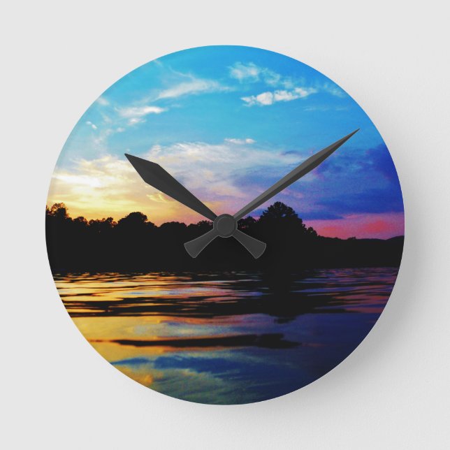 Regenbogensonnenuntergang auf Bergsee Runde Wanduhr (Vorderseite)