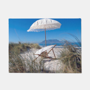 Regenschirm und Stuhl auf Strand Fußmatte