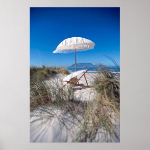 Regenschirm und Stuhl auf Strand Poster