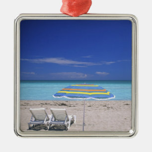 Regenschirm und zwei Klubsessel auf Strand, Miami Silbernes Ornament