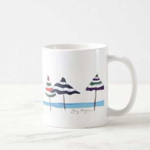Regenschirme auf den Strand-Tassen u. dem Kaffeetasse