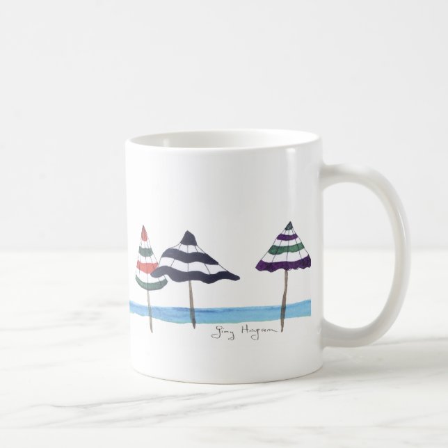Regenschirme auf den Strand-Tassen u. dem Kaffeetasse (Rechts)