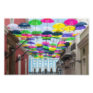 Regenschirme über den Straßen von San Juan und dem Fotodruck