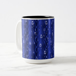 Regentropfen auf blauem Metall Zweifarbige Tasse