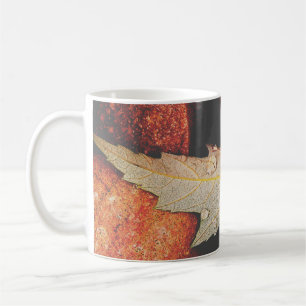 Regentropfen auf einem Blatt Kaffeetasse