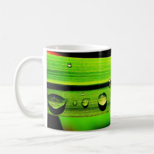 Regentropfen auf Gras Kaffeetasse