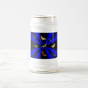 Regentropfen und Schmetterling auf schwarz und bla Bierglas