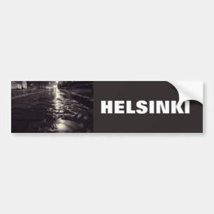 Regenwasser fließt auf den Straßen von Helsinki Autoaufkleber