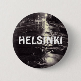 Regenwasser fließt auf den Straßen von Helsinki Button