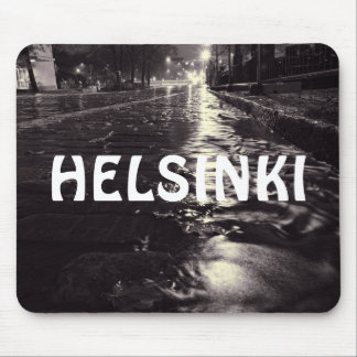 Regenwasser fließt auf den Straßen von Helsinki Mousepad