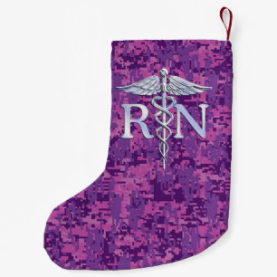Registriert Krankenschwester RN Caduceus auf Pink  Kleiner Weihnachtsstrumpf