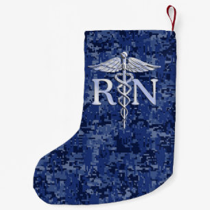 Registriert Nurse RN Caduceus auf Navy Blue Camouf Kleiner Weihnachtsstrumpf