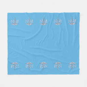 Registriert Nurse RN Caduceus auf Pastel Blue Fleecedecke