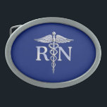 Registriert Nurse RN Silver Caduceus Marine Blue D Ovale Gürtelschnalle<br><div class="desc">Das Symbolische Chrom wie Caduceus Medical Symbol Design präsentiert sich hier auf einem marineblau blauen Hintergrund. Die Schlangen von Caduceus sind so gestaltet, als ob sie aus Chrom bestehen. Gut für einen Abschluss-Anlass, eine Erklärung für Ihren Beruf oder für ein Geschenk mit diesem medizinischen Look, den Sie suchen. Hier finden...</div>