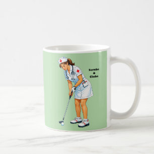 Registrierte Krankenschwester in Uniform beim Golf Kaffeetasse