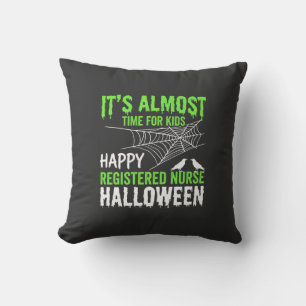 Registrierte Pflegekraft Halloween Spinnennetz und Kissen