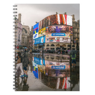 Regnerischer Tag im Piccadilly Zirkusnotizbuch Notizblock
