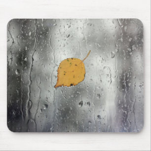 Regnerisches Fenster mit Blatt Mousepad