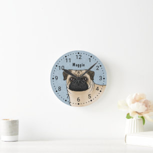 Rehfell-Pug-Hunderasse Kopf Nahaufnahme und Name B Runde Wanduhr