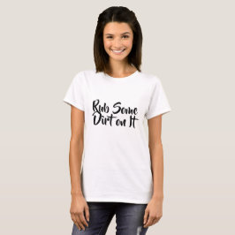 Reiben Sie etwas Schmutz auf ihm T-Shirt